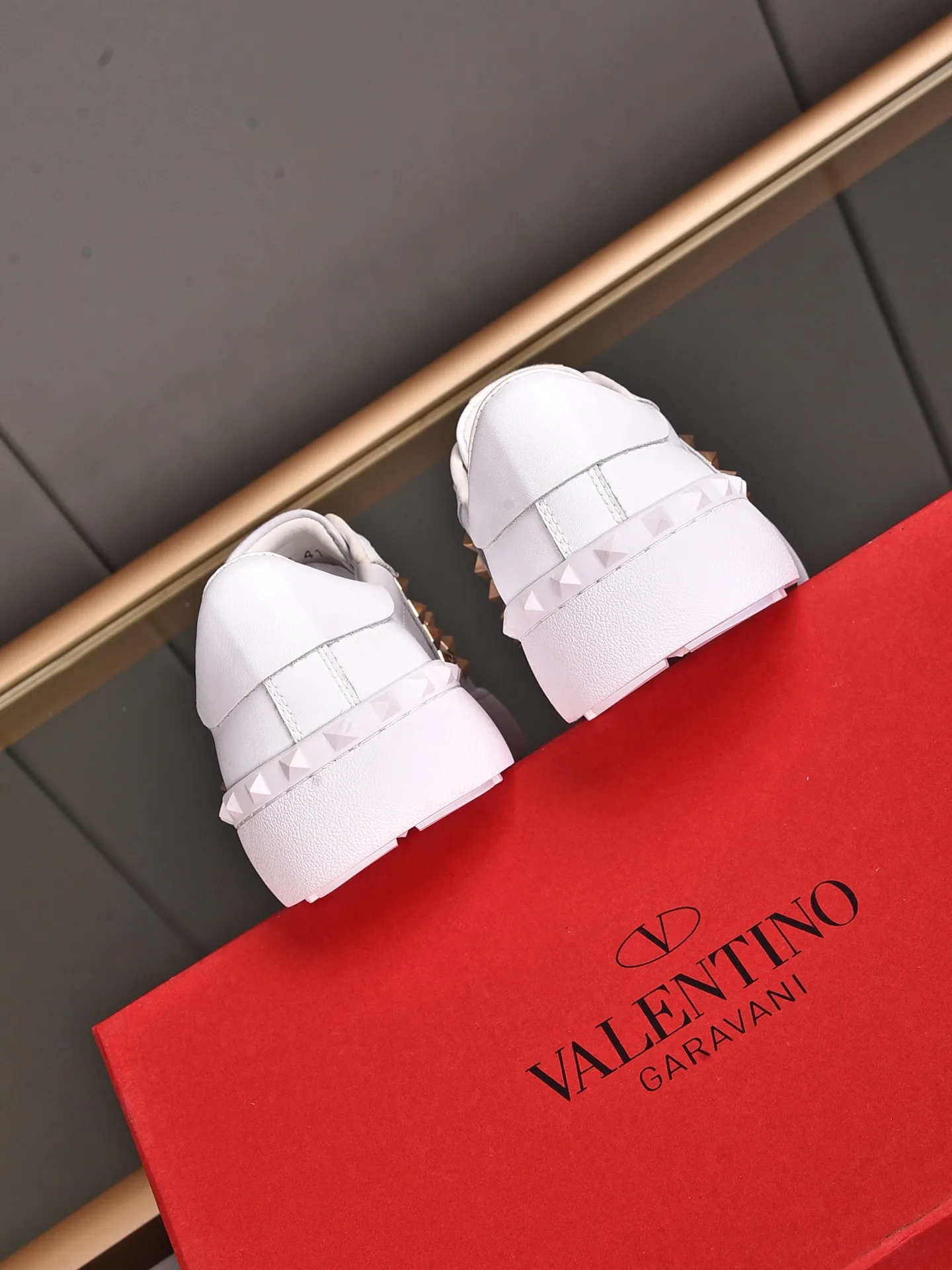 Men's shoes 440💰 (men and women couples) Valentino classic color matching series casual shoes. Made with heavy craftsmanship, good products pay attention to every detail. A must-have trendy item that can be worn all year round, it has been worn by many celebrities and Internet celebrities~~Imported cowhide surface, unique design concept, sheepskin lining, counter quality. Women’s clothing 35-40. Men’s clothing 39-44, 45-46 (returns and exchanges are not supported for custom-made items)